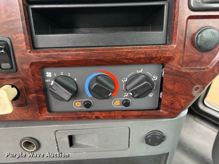 image for item OB9598 2015 Mack CHU613 semi truck