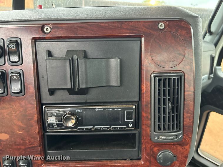 image for item OB9598 2015 Mack CHU613 semi truck