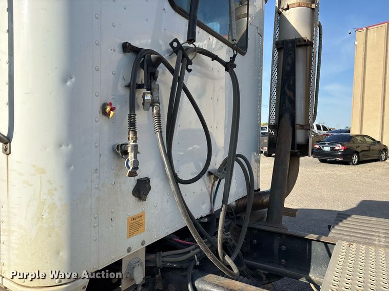 image for item OB9601 1998 International 9200 semi truck