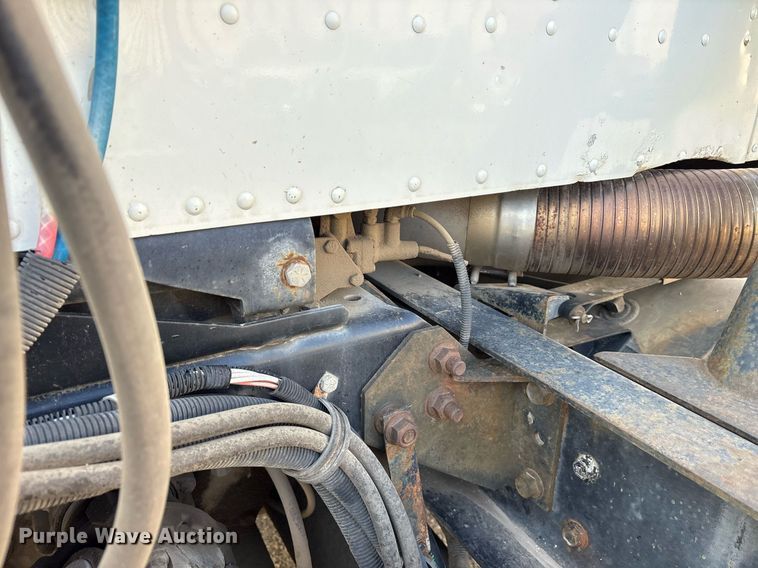 image for item OB9601 1998 International 9200 semi truck