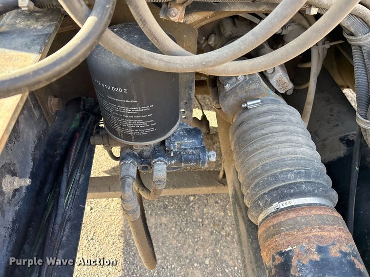 image for item OB9601 1998 International 9200 semi truck