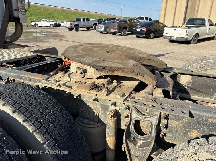 image for item OB9601 1998 International 9200 semi truck