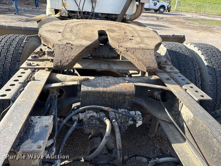 image for item OB9601 1998 International 9200 semi truck