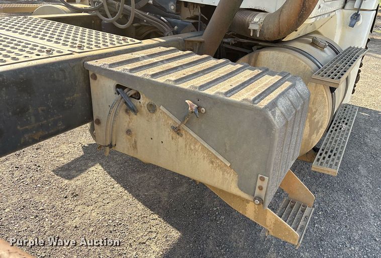 image for item OB9601 1998 International 9200 semi truck