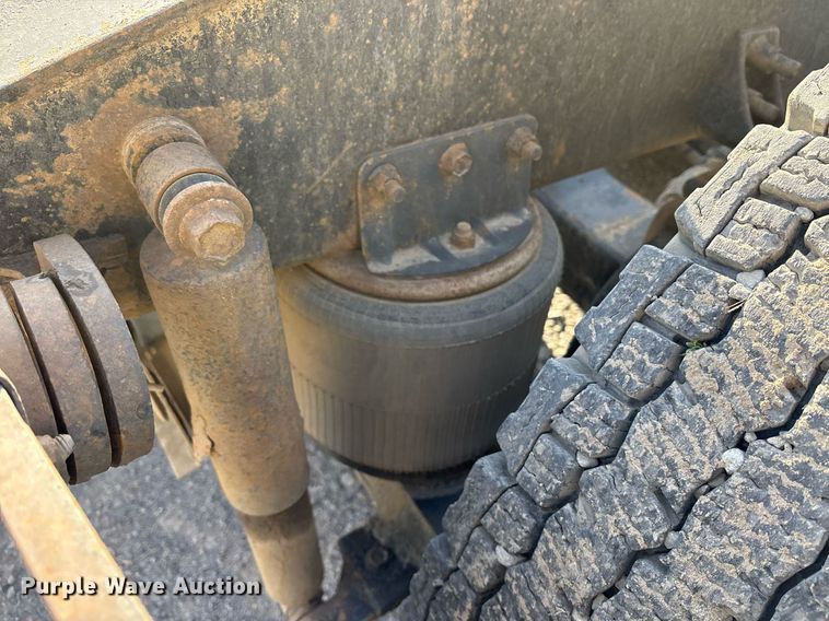 image for item OB9601 1998 International 9200 semi truck