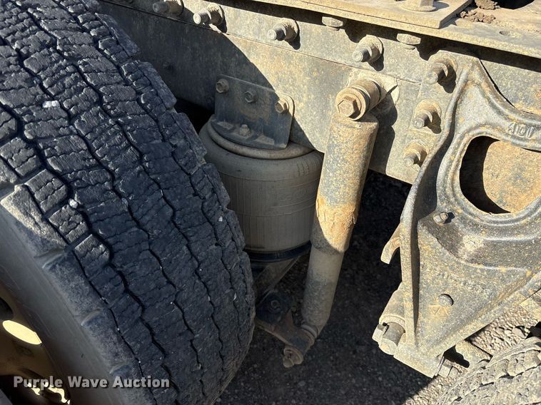 image for item OB9601 1998 International 9200 semi truck