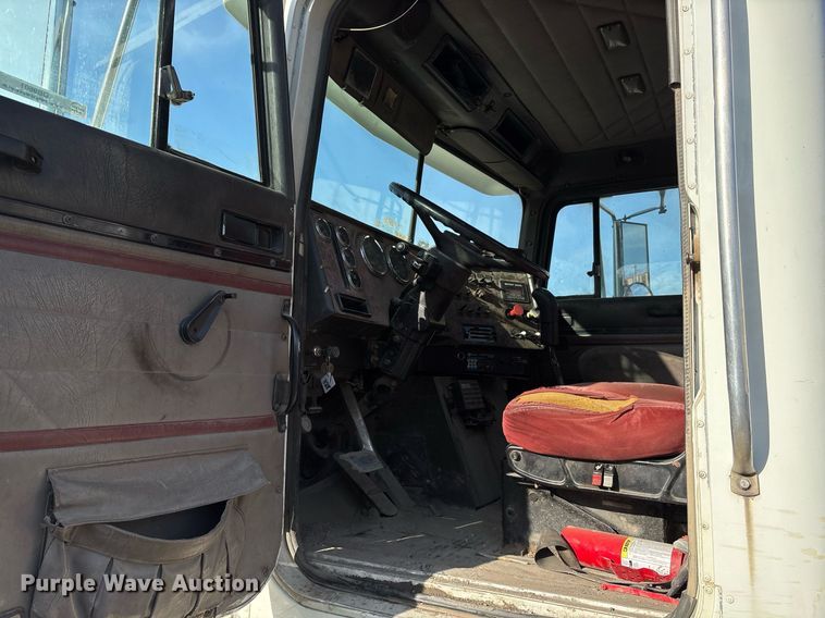 image for item OB9601 1998 International 9200 semi truck