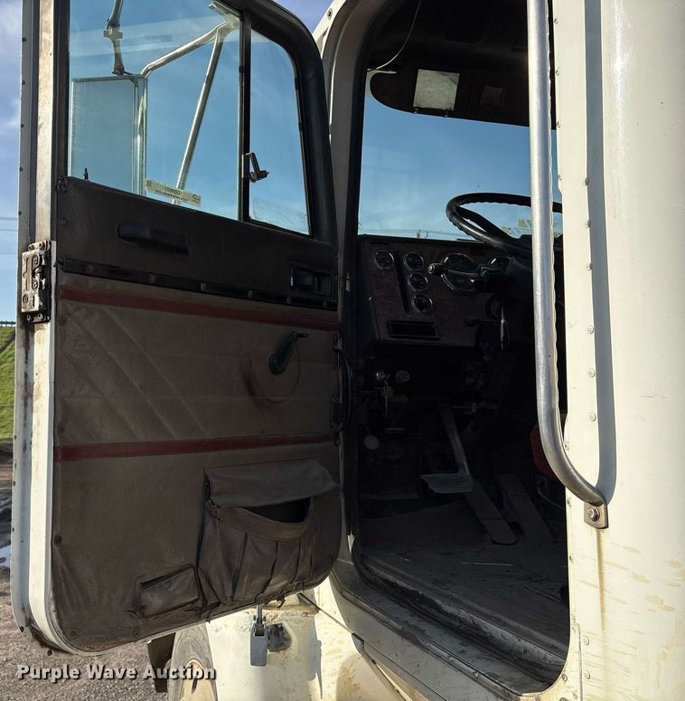 image for item OB9601 1998 International 9200 semi truck