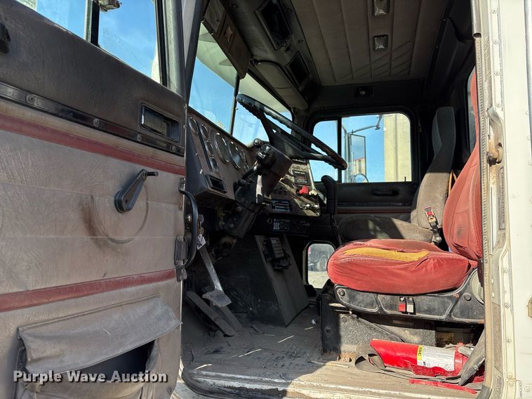 image for item OB9601 1998 International 9200 semi truck