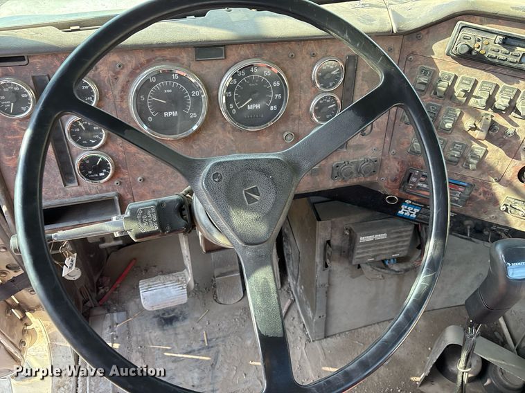 image for item OB9601 1998 International 9200 semi truck