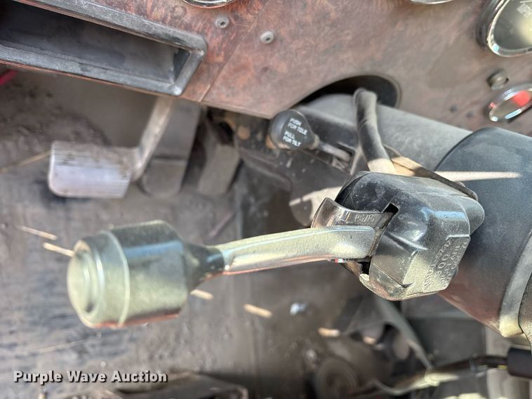 image for item OB9601 1998 International 9200 semi truck