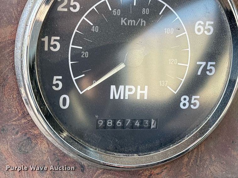 image for item OB9601 1998 International 9200 semi truck