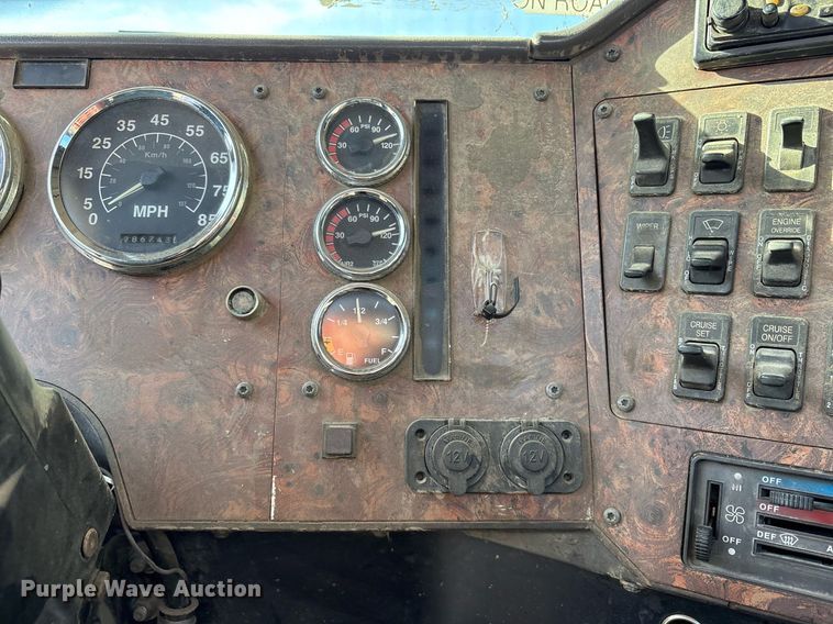 image for item OB9601 1998 International 9200 semi truck