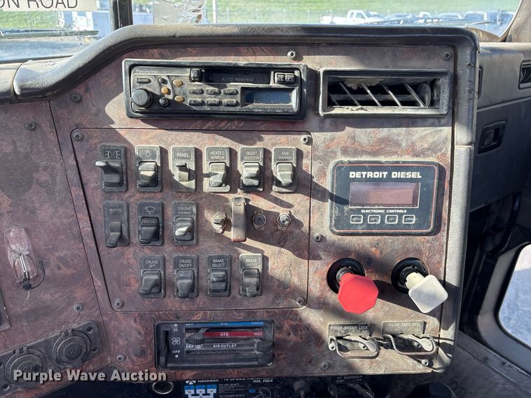 image for item OB9601 1998 International 9200 semi truck