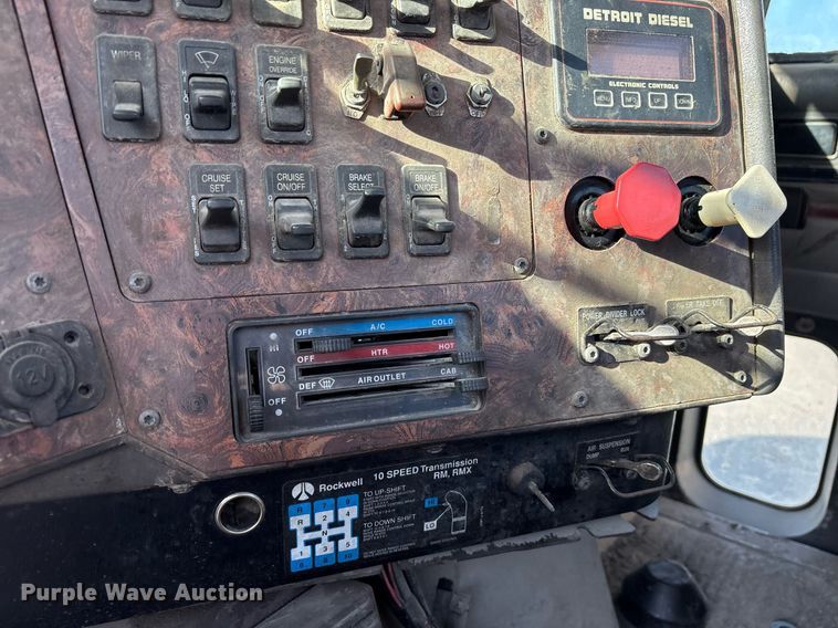 image for item OB9601 1998 International 9200 semi truck