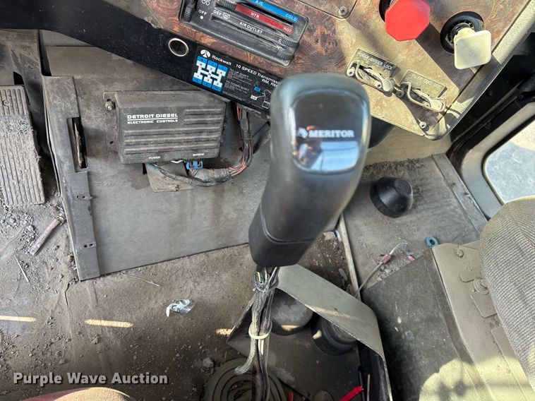 image for item OB9601 1998 International 9200 semi truck