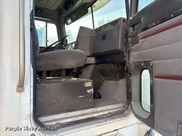 image for item OB9601 1998 International 9200 semi truck