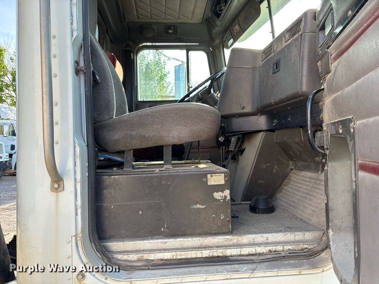 image for item OB9601 1998 International 9200 semi truck