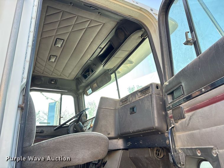 image for item OB9601 1998 International 9200 semi truck