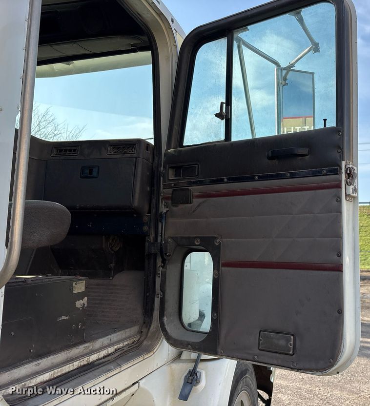 image for item OB9601 1998 International 9200 semi truck