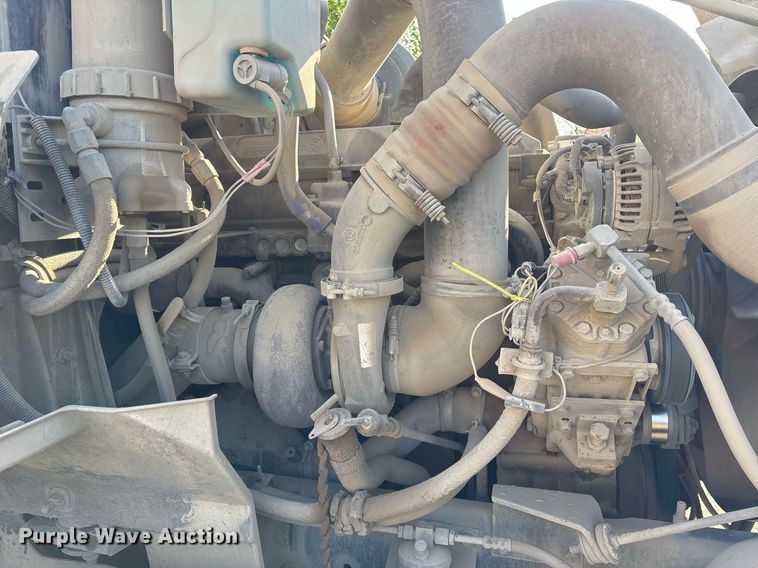 image for item OB9601 1998 International 9200 semi truck