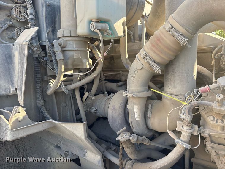 image for item OB9601 1998 International 9200 semi truck