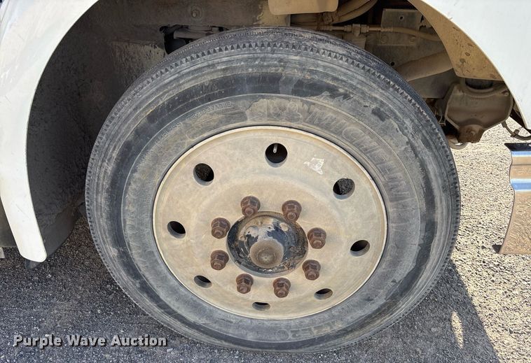 image for item OB9601 1998 International 9200 semi truck