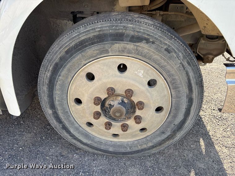 image for item OB9601 1998 International 9200 semi truck