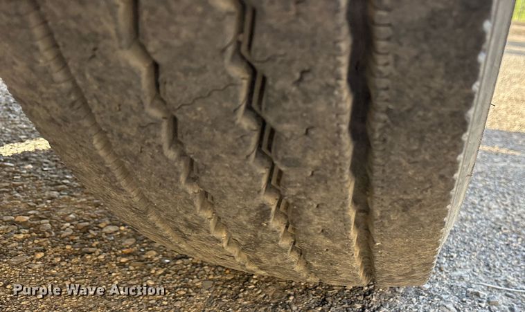 image for item OB9601 1998 International 9200 semi truck