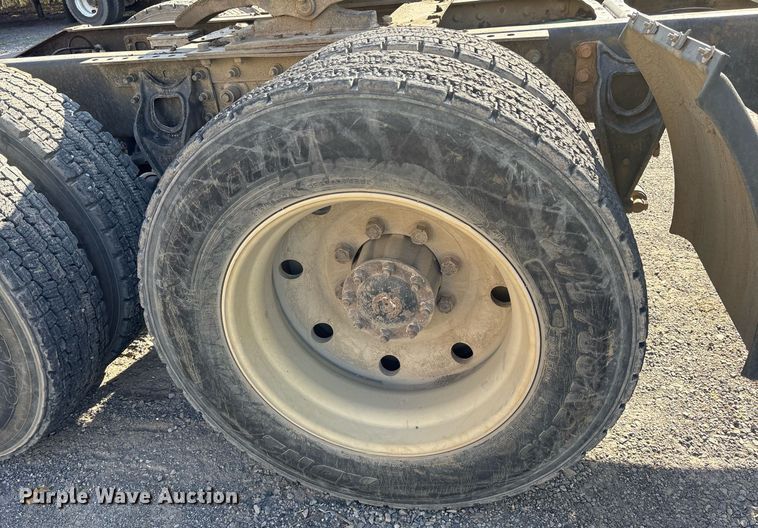 image for item OB9601 1998 International 9200 semi truck