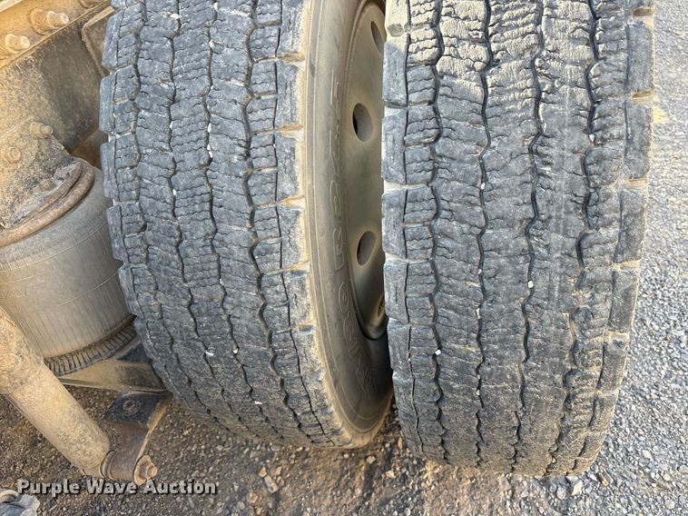 image for item OB9601 1998 International 9200 semi truck