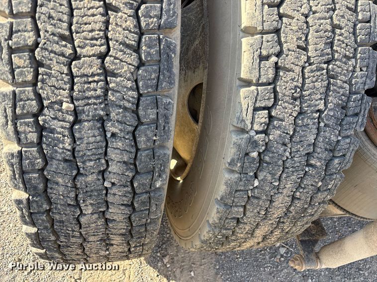 image for item OB9601 1998 International 9200 semi truck