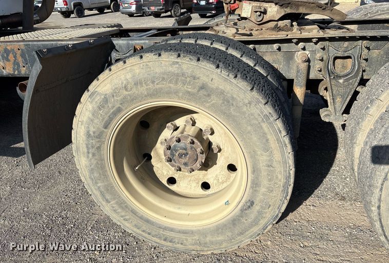 image for item OB9601 1998 International 9200 semi truck