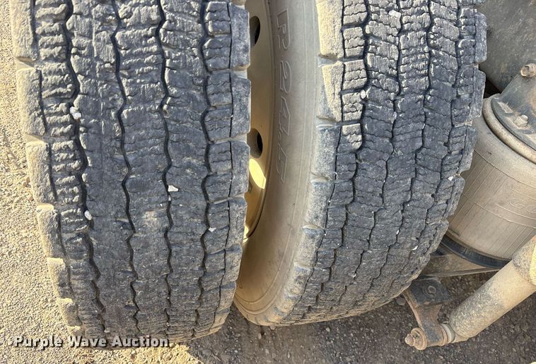 image for item OB9601 1998 International 9200 semi truck