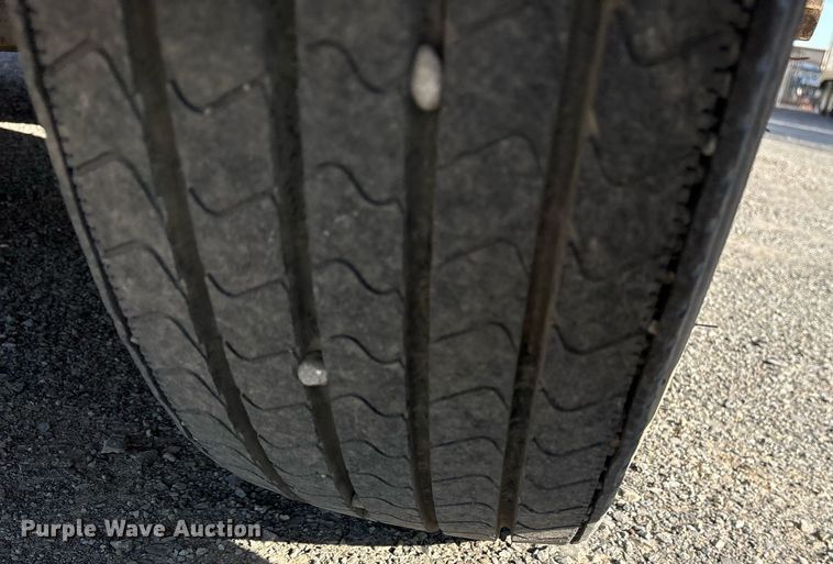 image for item OB9601 1998 International 9200 semi truck