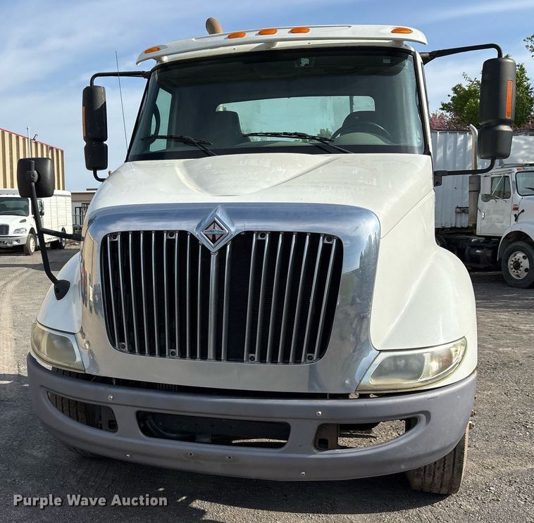 image for item OB9602 2005 International 8600 semi truck