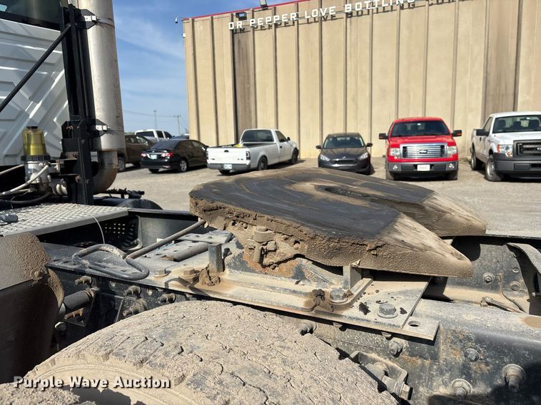 image for item OB9602 2005 International 8600 semi truck