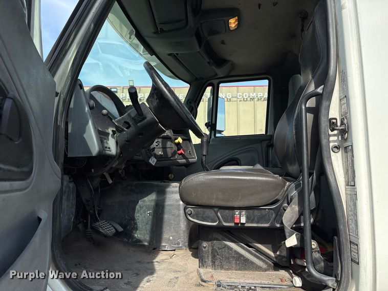 image for item OB9602 2005 International 8600 semi truck