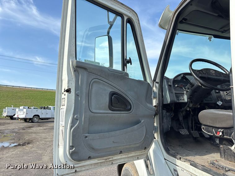 image for item OB9602 2005 International 8600 semi truck