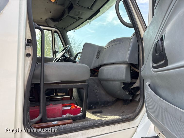 image for item OB9602 2005 International 8600 semi truck