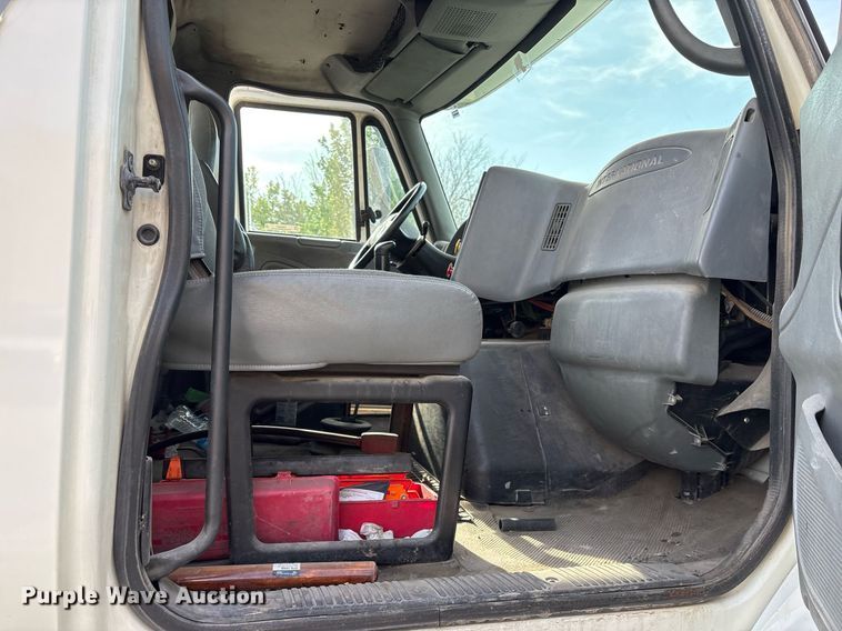 image for item OB9602 2005 International 8600 semi truck