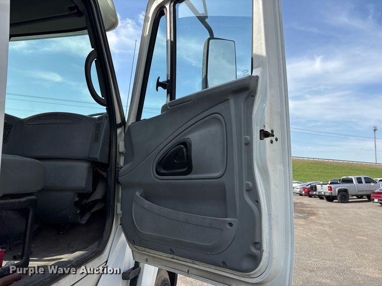 image for item OB9602 2005 International 8600 semi truck