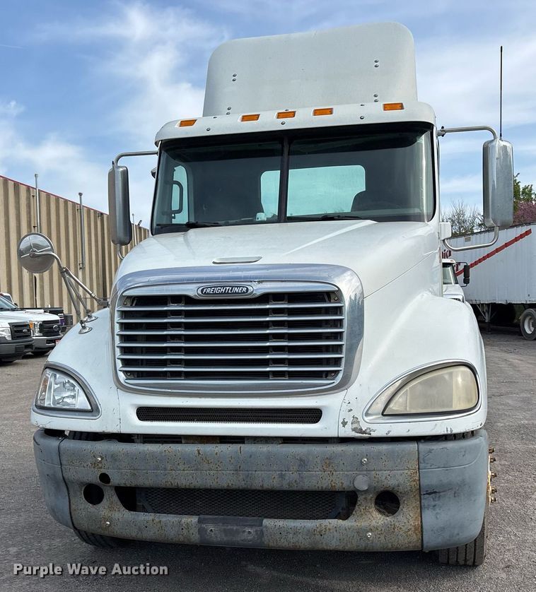 image for item OB9605 2008 Freightliner Columbia 120 semi truck