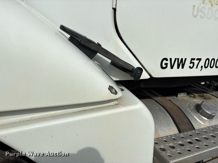 image for item OB9605 2008 Freightliner Columbia 120 semi truck