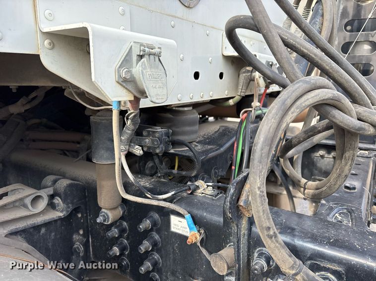 image for item OB9605 2008 Freightliner Columbia 120 semi truck