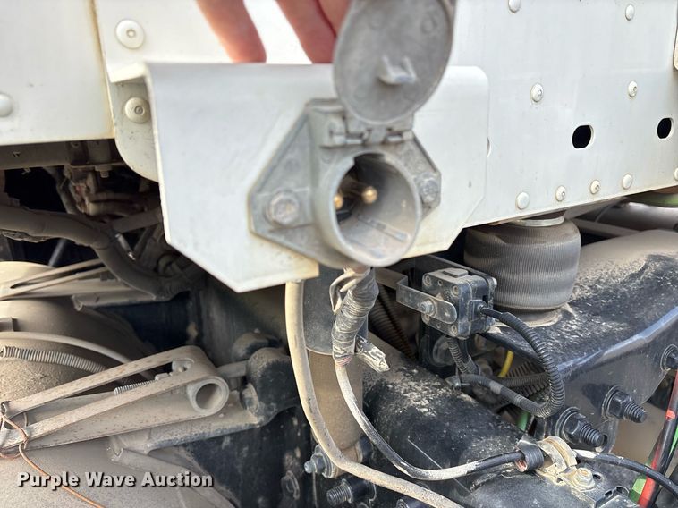 image for item OB9605 2008 Freightliner Columbia 120 semi truck