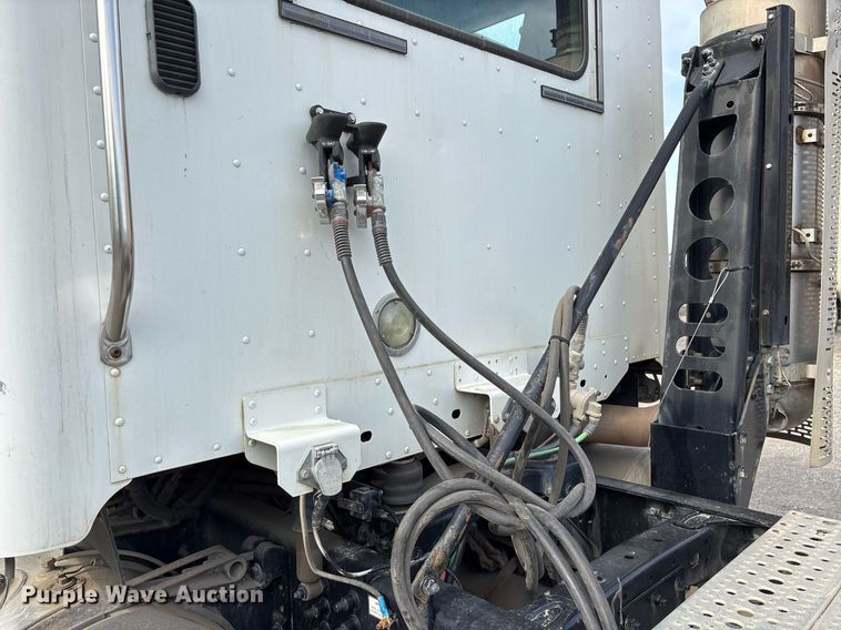 image for item OB9605 2008 Freightliner Columbia 120 semi truck