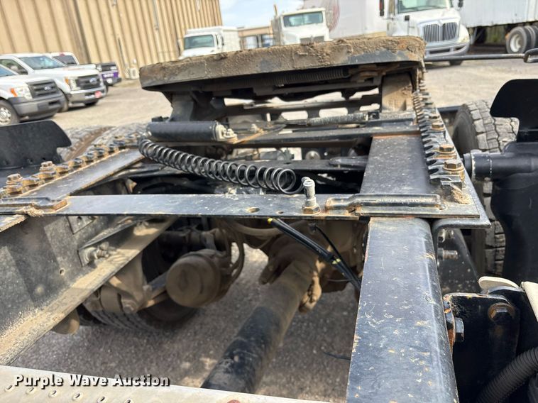 image for item OB9605 2008 Freightliner Columbia 120 semi truck