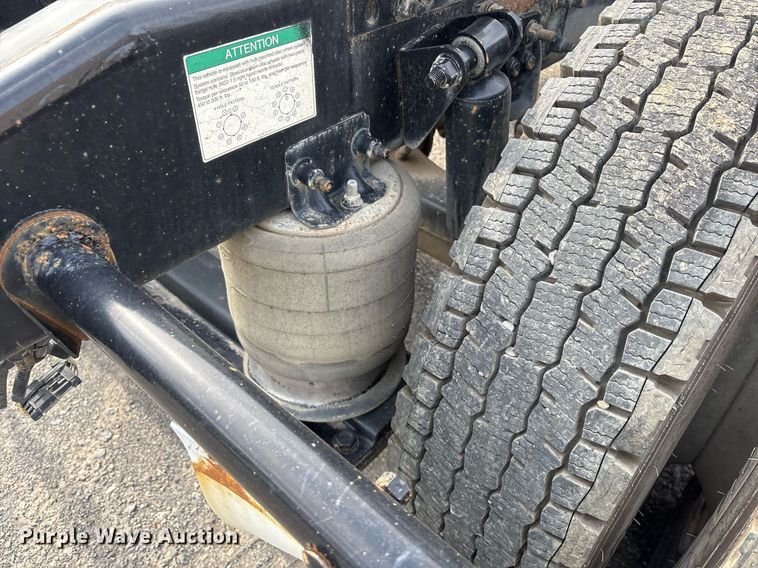 image for item OB9605 2008 Freightliner Columbia 120 semi truck