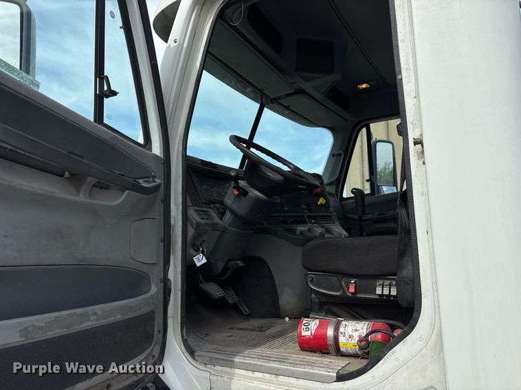 image for item OB9605 2008 Freightliner Columbia 120 semi truck